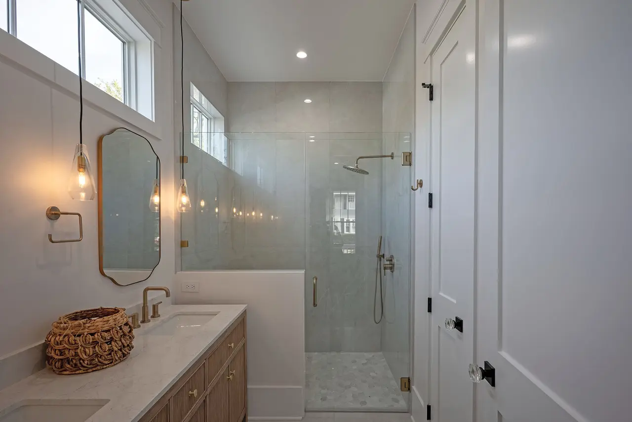 Secondary en-suite bath